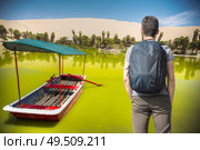 The man on the background of the oasis surrounded by sand dunes near Ica Peru. Стоковое фото, агентство Ingram Publishing / Фотобанк Лори
