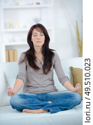 woman practicing yoga after waking up. Стоковое фото, агентство Ingram Publishing / Фотобанк Лори