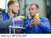 technician holding voltmeter talking to supervisor. Стоковое фото, агентство Ingram Publishing / Фотобанк Лори