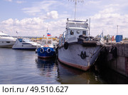 Речные суда пришвартованы у 6 причала Ульяновского речного порта. Редакционное фото, фотограф Александр Ермулин / Фотобанк Лори