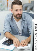 a man calculates the expenses. Стоковое фото, агентство Ingram Publishing / Фотобанк Лори