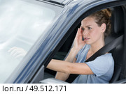 a stressed female driver stuck in traffic jam. Стоковое фото, агентство Ingram Publishing / Фотобанк Лори