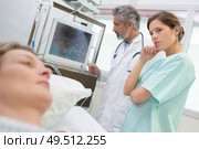 doctor monitoring patients heartbeat in hospital. Стоковое фото, агентство Ingram Publishing / Фотобанк Лори