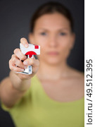 woman crushing cigarette packet in outstretched hand. Стоковое фото, агентство Ingram Publishing / Фотобанк Лори