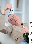 drunken man holding car keys. Стоковое фото, агентство Ingram Publishing / Фотобанк Лори