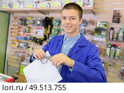 worker holding a piece of paper. Стоковое фото, агентство Ingram Publishing / Фотобанк Лори