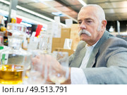 customer of a liquor store. Редакционное фото, агентство Ingram Publishing / Фотобанк Лори