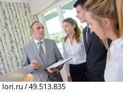 apprentices and boss grading them. Стоковое фото, агентство Ingram Publishing / Фотобанк Лори
