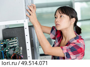 female working in electronic workshop. Стоковое фото, агентство Ingram Publishing / Фотобанк Лори