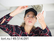 woman changing light bulb. Стоковое фото, агентство Ingram Publishing / Фотобанк Лори