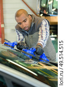 a man using suction handles. Стоковое фото, агентство Ingram Publishing / Фотобанк Лори