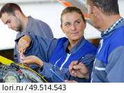 team of mechanics working at the garage. Стоковое фото, агентство Ingram Publishing / Фотобанк Лори