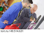 bearded caucasian man repairing the mtb bicycle. Стоковое фото, агентство Ingram Publishing / Фотобанк Лори