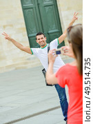 woman taking picture of a man. Стоковое фото, агентство Ingram Publishing / Фотобанк Лори