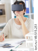 senior woman architect or client using vr glasses to imagine. Стоковое фото, агентство Ingram Publishing / Фотобанк Лори