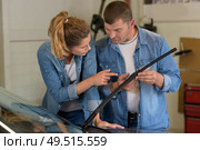 mechanics changing windshield wiper blades of a car. Стоковое фото, агентство Ingram Publishing / Фотобанк Лори