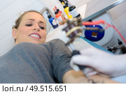 Woman grimacing while having tattoo. Стоковое фото, агентство Ingram Publishing / Фотобанк Лори