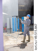 a male worker high powered cleaning. Стоковое фото, агентство Ingram Publishing / Фотобанк Лори