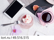 life style set at meeting in cafe.Thai blue, Butterfly pea tea served with fresh figs and panna cotta cake and fruit piece of cake on serving napkins. flat lay. Стоковое фото, агентство Ingram Publishing / Фотобанк Лори