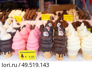 Schaumbecher traditional austrian sweets at christmas market. Krapfen waem sweet cake. Стоковое фото, агентство Ingram Publishing / Фотобанк Лори