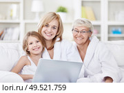 Portrait of three generations of women with a laptop. Стоковое фото, агентство Ingram Publishing / Фотобанк Лори