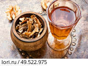 Tinctures and drinking tinctures from walnut partitions.Walnut partitions.. Natural tincture of nuts. Стоковое фото, агентство Ingram Publishing / Фотобанк Лори