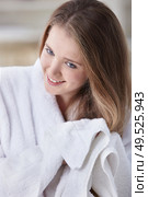 A young girl in a white coat dries hair with a towel. Стоковое фото, агентство Ingram Publishing / Фотобанк Лори