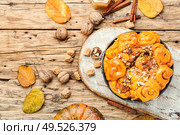 Pumpkin buns with nuts and brown sugar.Cinnamon rolled pumpkin buns. Freshly baked cinnabon buns. Стоковое фото, агентство Ingram Publishing / Фотобанк Лори