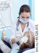 The doctor treating your child?s teeth in the dental clinic. Стоковое фото, агентство Ingram Publishing / Фотобанк Лори