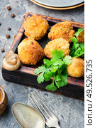 Champignon mushrooms in breadcrumbs.Breaded mushrooms or deep-fried mushrooms. Homemade breaded mushrooms. Стоковое фото, агентство Ingram Publishing / Фотобанк Лори