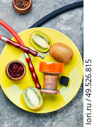 Arabic smoking hookah with taste of kiwi.Fruit shisha tobacco. Tobacco with taste of kiwi.Oriental tobacco hooka. Fragrant smoking hookah with kiwi. Стоковое фото, агентство Ingram Publishing / Фотобанк Лори