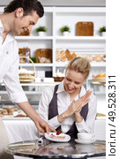 The waiter brings to the visitor the ordered dessert. Стоковое фото, агентство Ingram Publishing / Фотобанк Лори