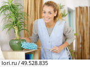 a woman during house cleaning dust. Стоковое фото, агентство Ingram Publishing / Фотобанк Лори