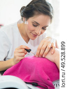 woman with beautiful manicured nails in spa. Стоковое фото, агентство Ingram Publishing / Фотобанк Лори