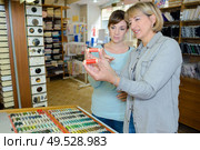 client asking for some advices at the haberdashery. Стоковое фото, агентство Ingram Publishing / Фотобанк Лори