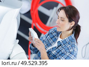 female working on ventilation pipes. Стоковое фото, агентство Ingram Publishing / Фотобанк Лори