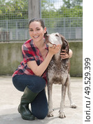 shelter keeper loves her residents. Стоковое фото, агентство Ingram Publishing / Фотобанк Лори