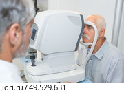 portrait of doctor scanning the eyes. Стоковое фото, агентство Ingram Publishing / Фотобанк Лори