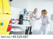 smiling paramedic with coworker colleague. Стоковое фото, агентство Ingram Publishing / Фотобанк Лори
