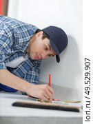 handyman working on floor in new home - construction concept. Стоковое фото, агентство Ingram Publishing / Фотобанк Лори