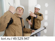 showing the right spot the construction manager. Стоковое фото, агентство Ingram Publishing / Фотобанк Лори