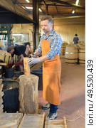 wood barrels production cooper using hammer and tools in workshop. Стоковое фото, агентство Ingram Publishing / Фотобанк Лори