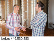 workers during discussion in the winery. Стоковое фото, агентство Ingram Publishing / Фотобанк Лори