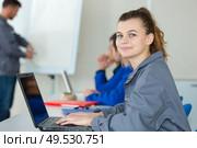 pretty woman mechanic learning to do a diagnose. Стоковое фото, агентство Ingram Publishing / Фотобанк Лори