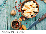 Feta cheese with spice and garlic on old wooden background. Homemade feta cheese with herbs. Стоковое фото, агентство Ingram Publishing / Фотобанк Лори