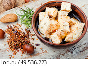 Feta cheese with herbs and garlic on old wooden background. Homemade feta cheese with herbs. Стоковое фото, агентство Ingram Publishing / Фотобанк Лори