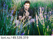 Young man in a field of flowers, a tale of a new masculinity. Стоковое фото, агентство Ingram Publishing / Фотобанк Лори