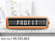 Profit message on a retro alarm device in a bright environment on a table. Стоковое фото, агентство Ingram Publishing / Фотобанк Лори