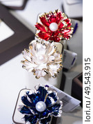 jewelry retail showcase display different flower brooches. Стоковое фото, агентство Ingram Publishing / Фотобанк Лори