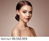 Beautiful Young Woman with Clean Fresh Skin. Perfect Makeup. Beauty Fashion. Eyelashes. Cosmetic Eyeshadow. Highlighting. Cosmetology, Beauty and Spa. Стоковое фото, агентство Ingram Publishing / Фотобанк Лори